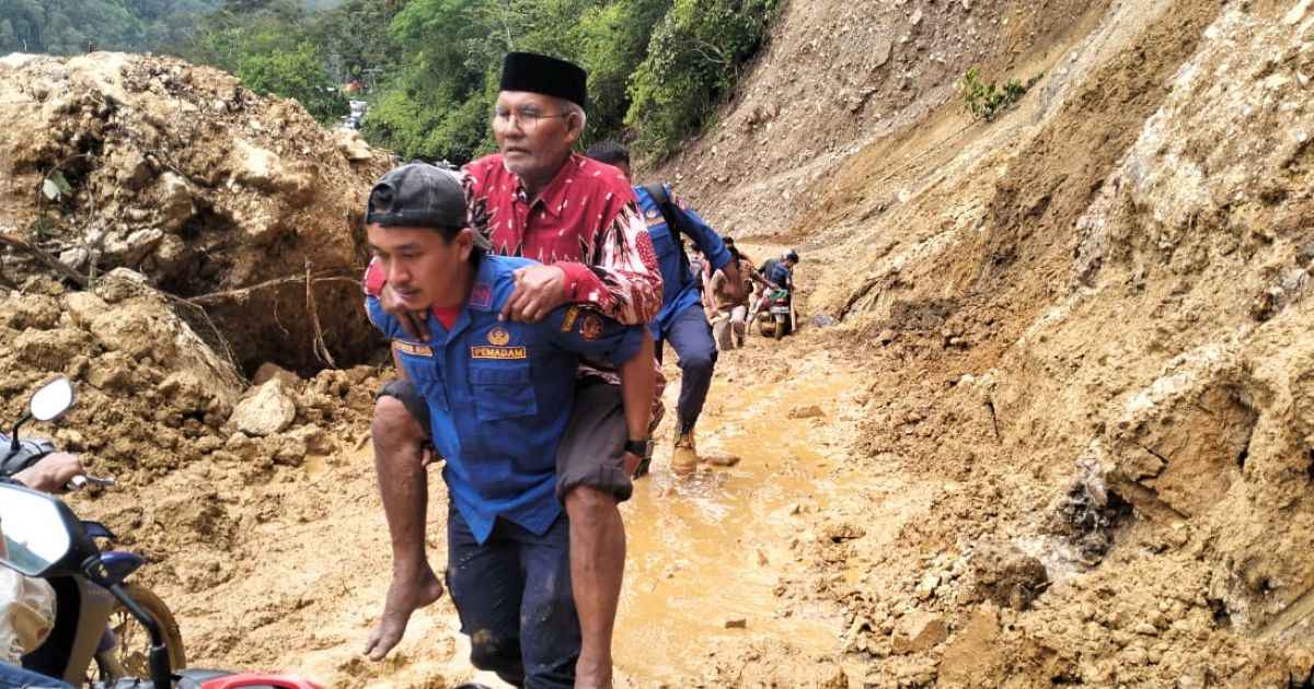 Damkar Gayo Lues Bersihkan Lumpur dan Bantu Warga Terdampak Longsor Putri Betung