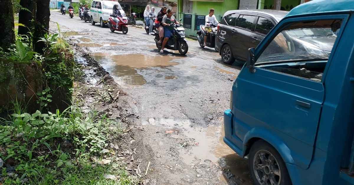 Jalan Nanggung Bogor Rusak Parah, Warga Patah Tulang Iga Akibat Lubang