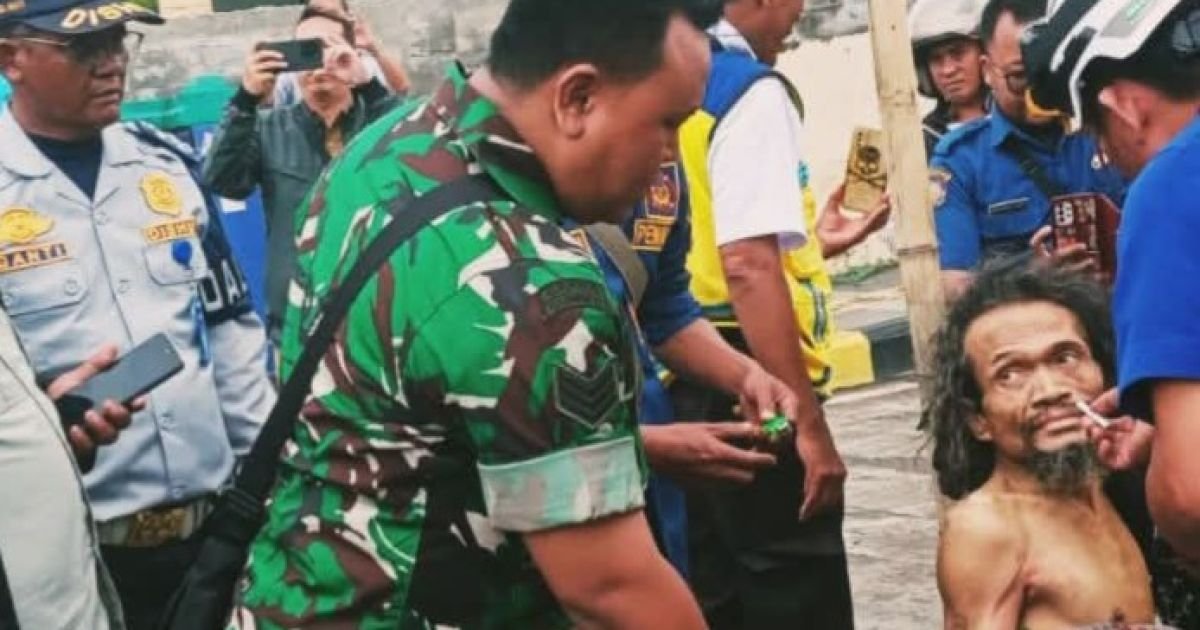 Babinsa Cirebon Kawal Evakuasi ODGJ yang Tinggal Puluhan Tahun di Bawah Jembatan Kali Baru