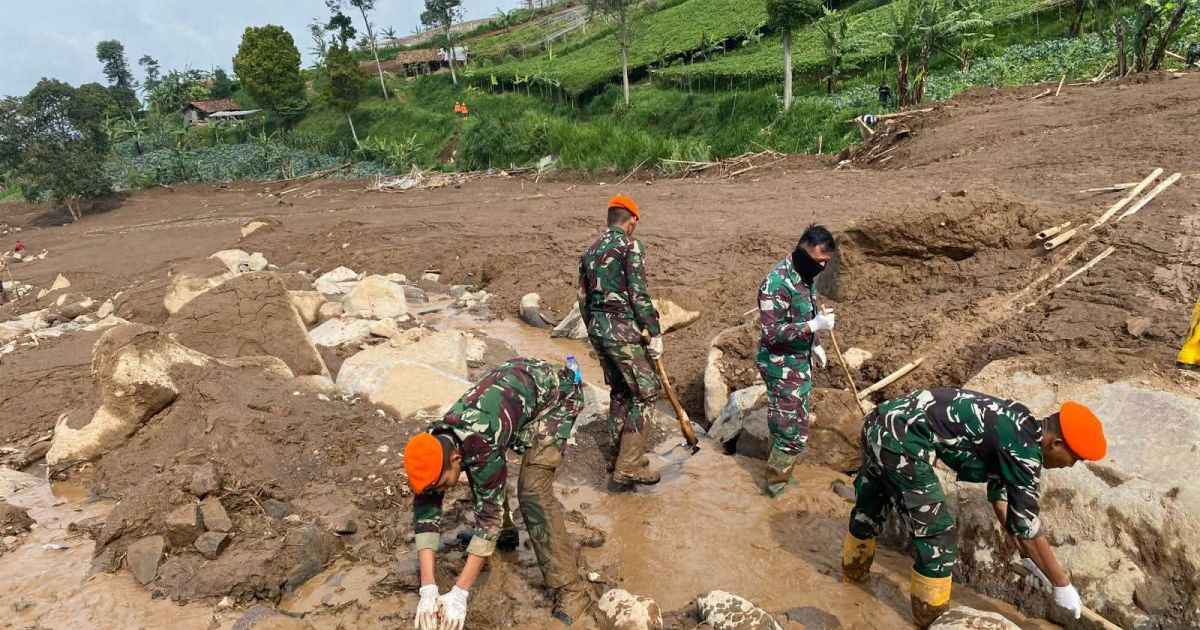 Hari Keempat Bencana, Kopasgat TNI AU Intensifkan Pencarian Korban Longsor Cisarua
