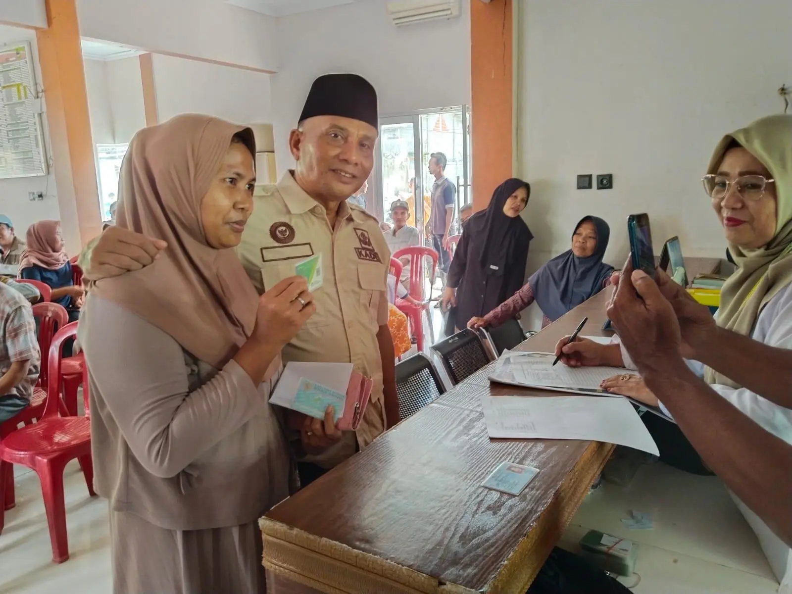 50 Warga Desa Sukamaju Terima Bantuan BPJS Ketenagakerjaan dari Provinsi