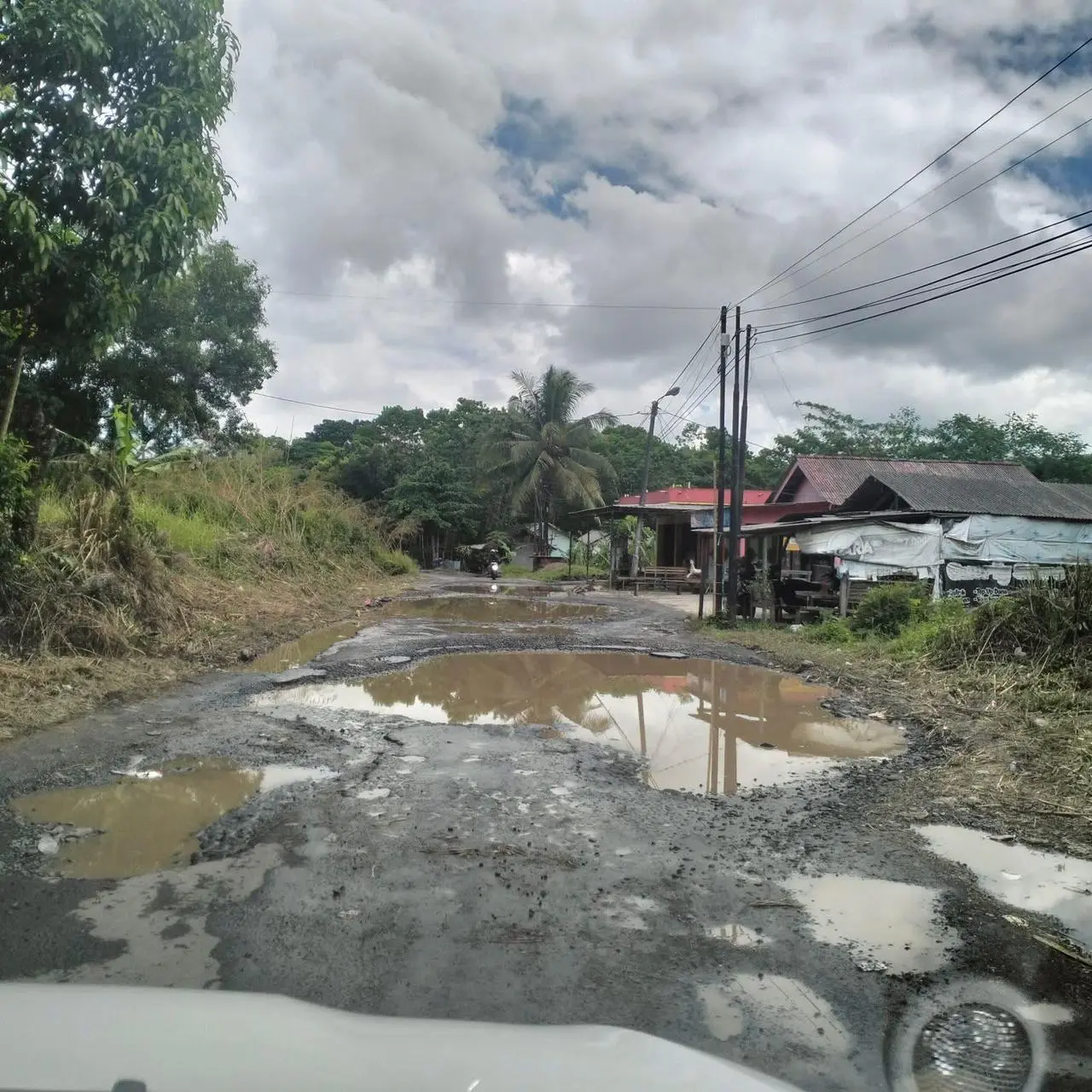 Jalan Rusak Penghubung Cikatomas–Salopa Dikeluhkan Warga, Janji Perbaikan Bupati Dipertanyakan