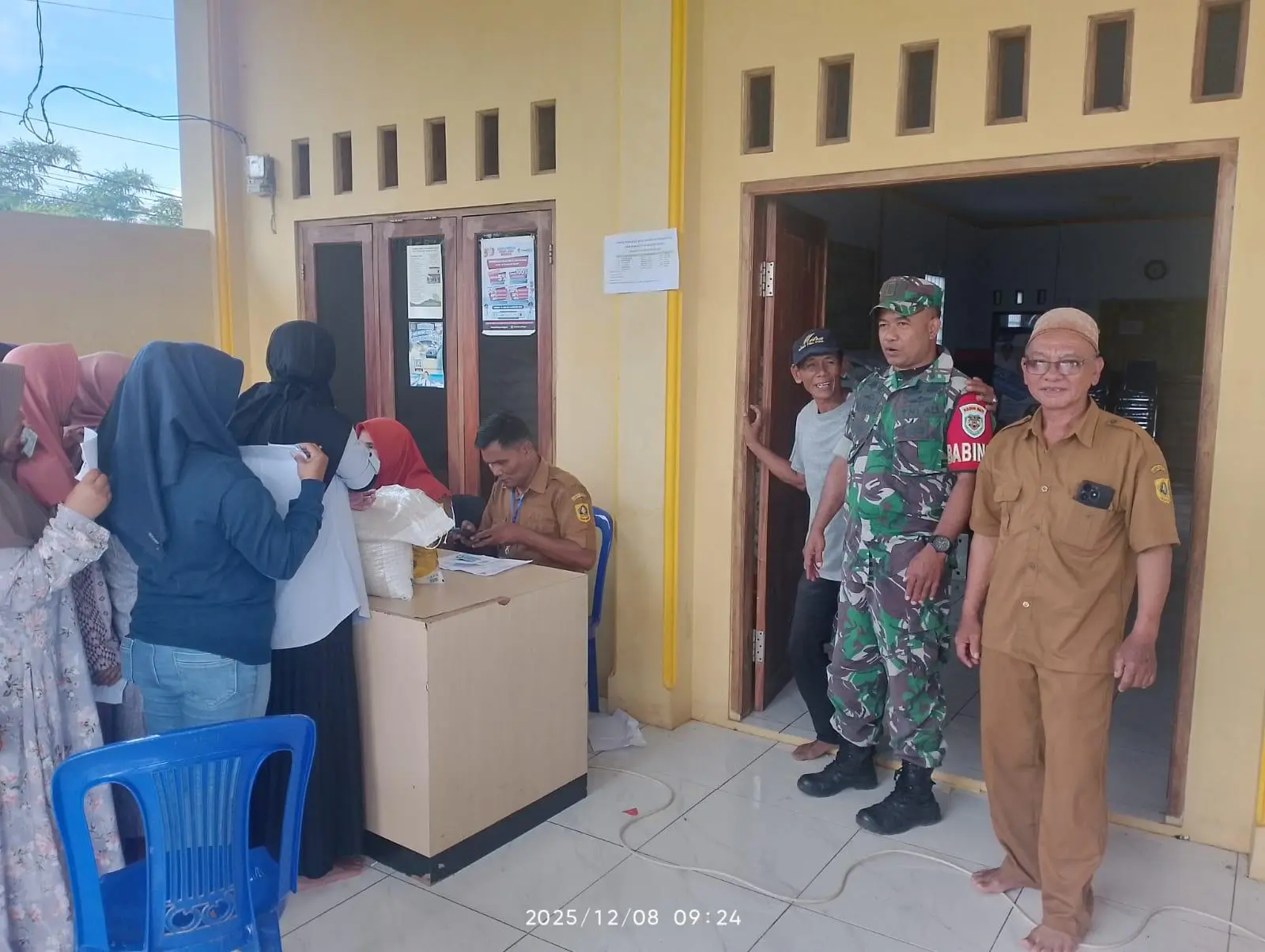 Babinsa Kawal Penyaluran Bantuan Pangan untuk Warga Desa Wargajaya