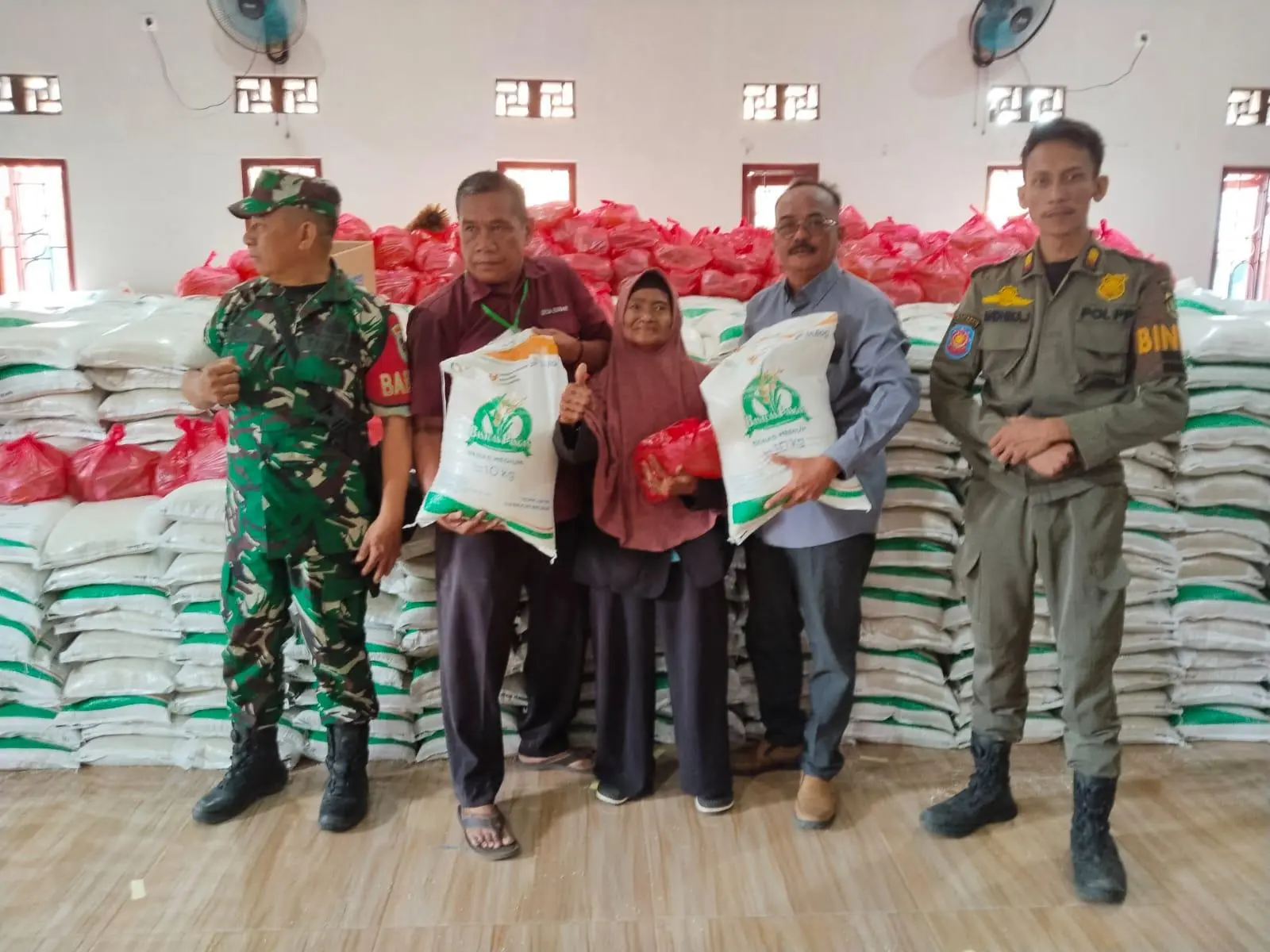 Ratusan Warga Desa Bunar Terima Bantuan Pangan dari Pemerintah