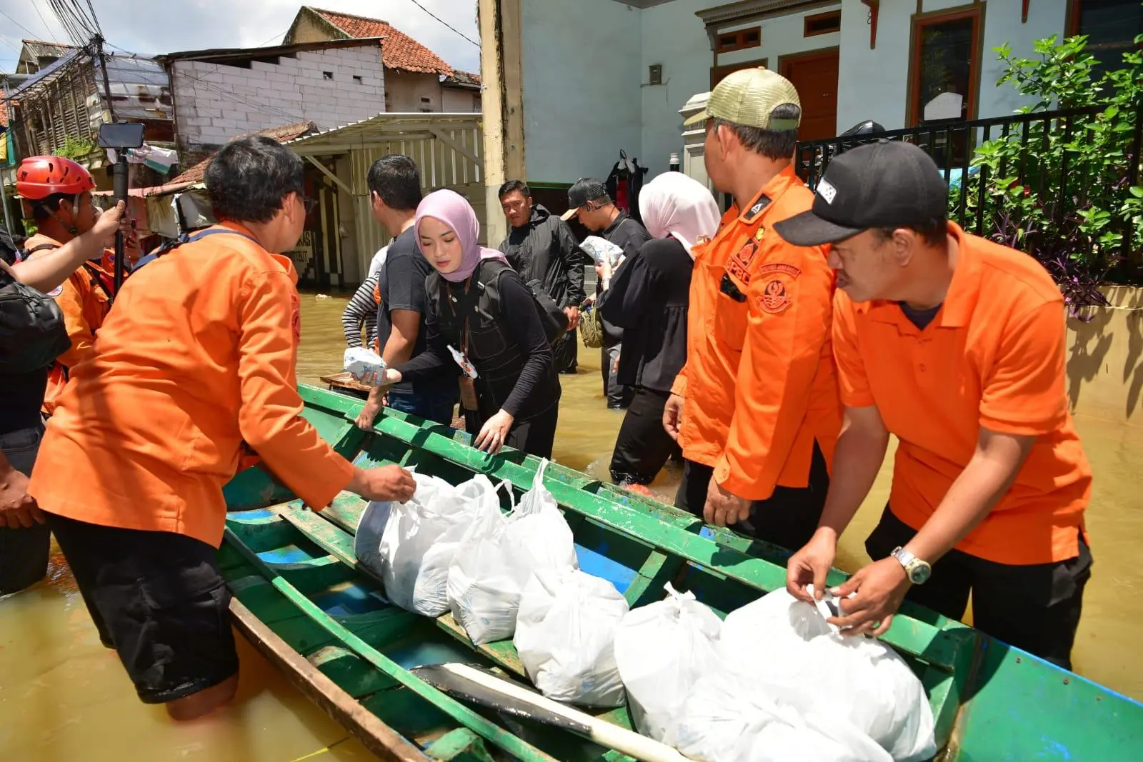 Pemprov Jabar Gecep Salurkan Bantuan untuk Korban Banjir di Bandung
