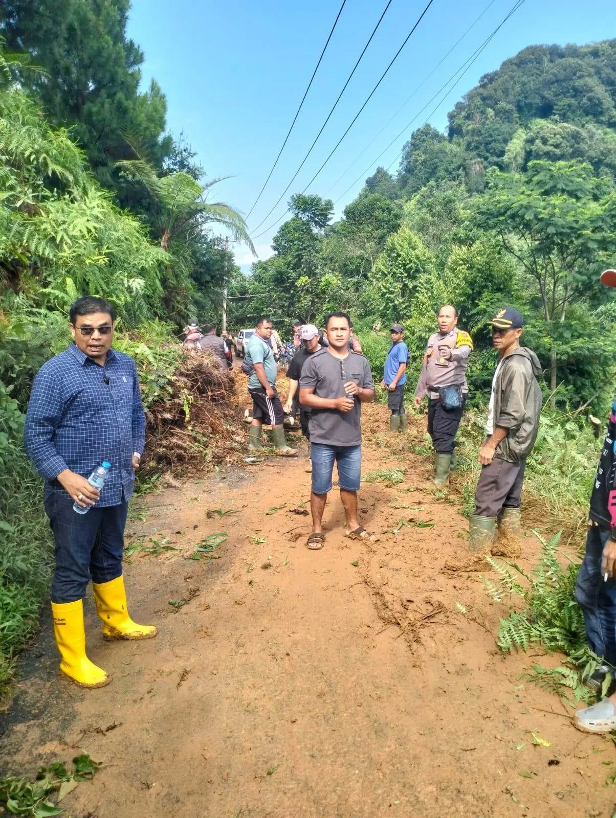 Akses Jalan Desa di Nanggung Akibat Longsor Kembali Normal